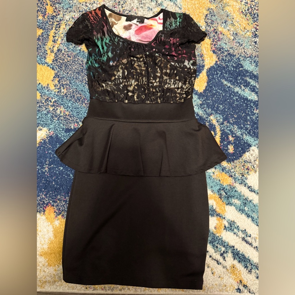 Brand: Hypnotik
Size: Small
Color: Blk w/ multicolor top